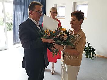 Pfarrer Klaus Weigand und Gundula Carlheim haben für Erika Schneider Blumen mitgebracht.  Fotos: Carmen Schwind