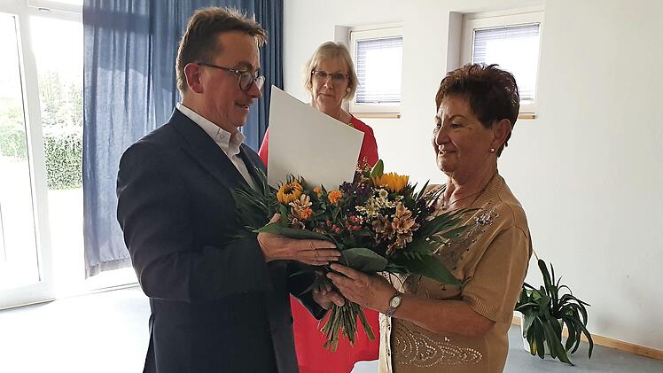 Pfarrer Klaus Weigand und Gundula Carlheim haben für Erika Schneider Blumen mitgebracht.  Fotos: Carmen Schwind