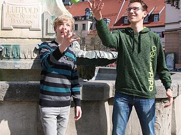 Patrick Bär (links), Nicolas Landgraf und ehemalige Mitschüler haben das Mehrweg-To-Go-Konzept entwickelt und erfolgreich in Kulmbacher Geschäften etabliert. Foto: Archiv/Anna-Lena Deuerling