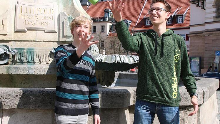 Patrick Bär (links), Nicolas Landgraf und ehemalige Mitschüler haben das Mehrweg-To-Go-Konzept entwickelt und erfolgreich in Kulmbacher Geschäften etabliert. Foto: Archiv/Anna-Lena Deuerling