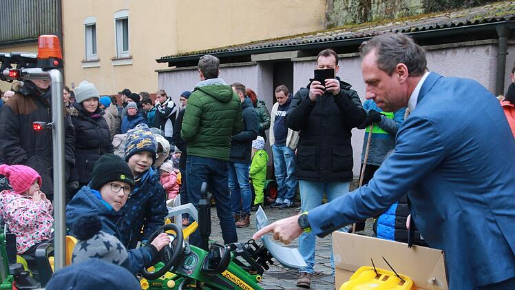 Umweltminister Thorsten Glauber (rechts) kam ins Gespräch mit den Bauernfamilien und nahm sich auch Zeit für die Kinder, die mit rund 70 Tret-Bulldogs dabei waren.Jochen Nützel