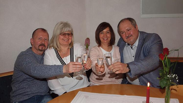 Georg und Regina Scherer (von rechts), die ebenso wie ihre Freunde Jens und Ina Pönitz (von links) im letzten Jahr ihre silberne Hochzeit feierten, verrieten ihr Geheimnis einer glücklichen Ehe.Alfred Thieret