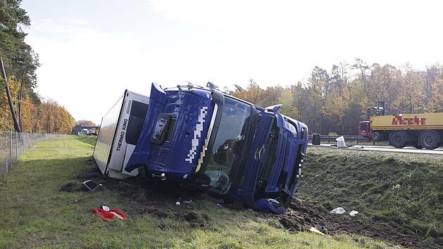 Beladen mit leeren Nutella-Gl&auml;sern: Sattelzug kommt von Fahrbahn ab und kippt um