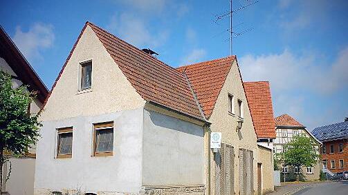 Die ehemalige Milchsammelstelle samt Feuerwehrgarage soll abgerissen und ein Platz zur Erweiterung der Bushaltestelle geschaffen werden