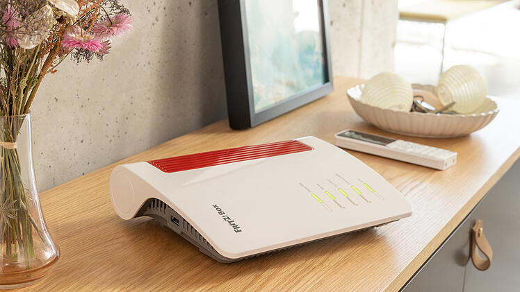 Das Typenschild auf der R&uuml;ckseite der FritzBox ist ein unscheinbarer, aber wichtiger Helfer.