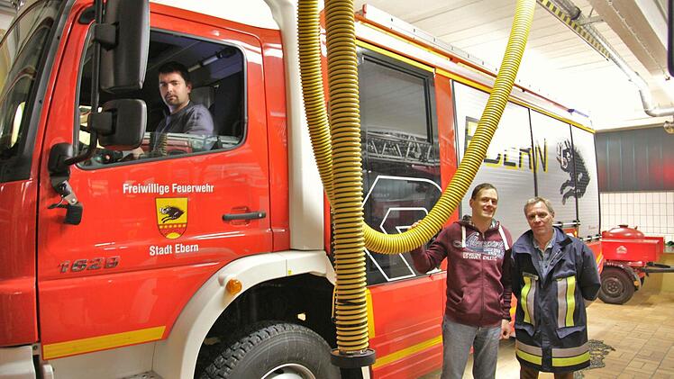 Einen Tag nach der Übernahme: Maschinist Sebastian Wagner sowie die Kommandanten Markus Appel und Michael Wüstenberg mit dem neuen LF 20/16.