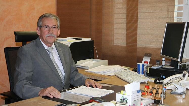 Weil er gut rechnen konnte, hat ihn die Bank einst als "Stift" auserkoren, inzwischen ist Reinhold Weber Bankdirektor und Vorstand der Raiffeisenbank Kitzinger Land. Das Berufsbild hat sich in seinen 40 Dienstjahren in Obernbreit stark verändert. Daniela Röllinger