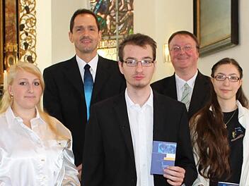 Zehn Jahre sind Anna Schramm, Jan und Pia Rippstein (vorne von links) bereits aktiv beim Posaunenchor. Foto: may