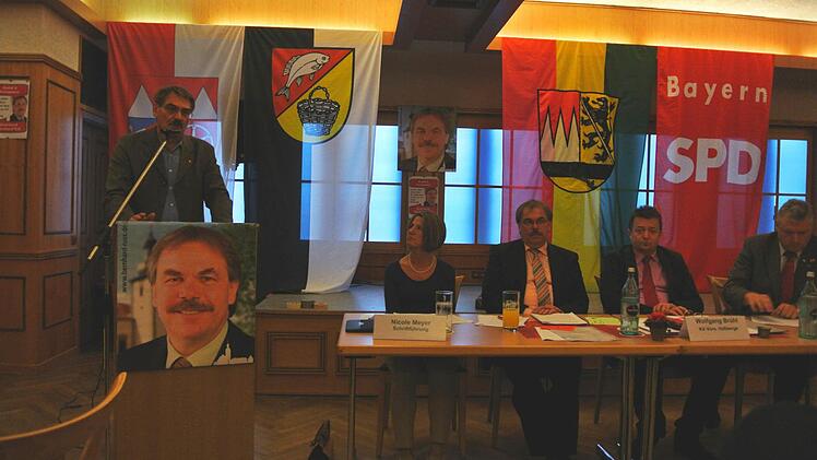 Paul Hümmer (links), treuer Weggenosse von Bernhard Ruß in Sand, gab es zu: Mit ein wenig Betrübnis hätten die Sander schon reagiert auf den Entschluss ihres Bürgermeisters, sich auf den Landratsposten zu bewerben: "Einen so hervorragenden Bürgermeister gibt man nicht gerne ab", doch jetzt sei man in Sand schon auch stolz auf die Politikerpersönlichkeit Bernhard Ruß.