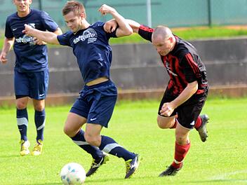 Marco Nagel (rotes Trikot) und die anderen Heßdorfer wollten den den ATSV Erlangen eigentlich früh attackieren, hatten aber zu oft das Nachsehen und wurden in die Defensive gedrängt. Fotos: herzopress