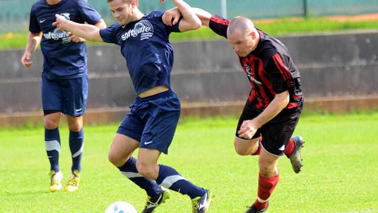 Marco Nagel (rotes Trikot) und die anderen Heßdorfer wollten den den ATSV Erlangen eigentlich früh attackieren, hatten aber zu oft das Nachsehen und wurden in die Defensive gedrängt. Fotos: herzopress