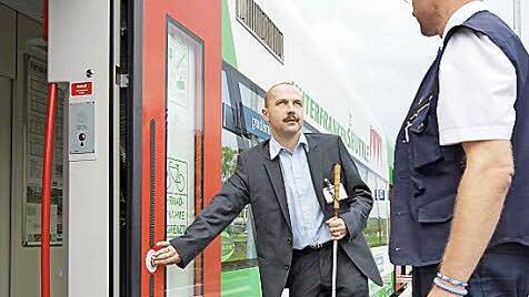 Karl Depner tastet sich bis zum Türknopf vor.