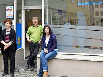 Für Krebspatienten und ihren Angehörigen gibt es seit dem 1. April eine Außensprechstunde der bayerischen Krebsgesellschaft in der Metzgergasse 13 (von links): Markus Besseler, Regine Ruckdeschel, Stefan Kornherr und Bettina Prechtl. Foto: Gabi Arnold