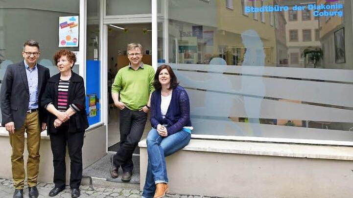 Für Krebspatienten und ihren Angehörigen gibt es seit dem 1. April eine Außensprechstunde der bayerischen Krebsgesellschaft in der Metzgergasse 13 (von links): Markus Besseler, Regine Ruckdeschel, Stefan Kornherr und Bettina Prechtl. Foto: Gabi Arnold
