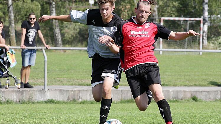 Zweikampf zwischen Florian Brendel (l.) und dem Geisfelder Heiner Pflaum