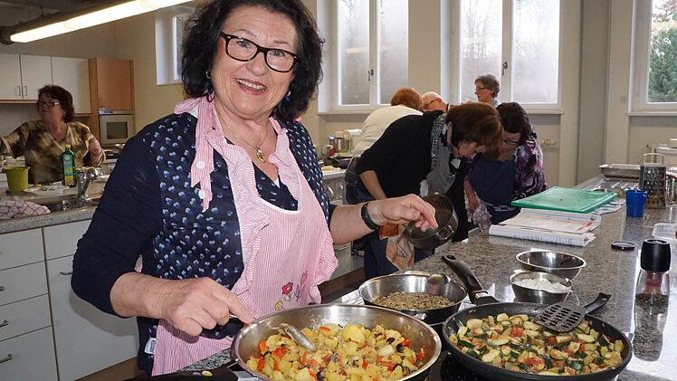 Waltraud Willimeck-Mayer aus Herschfeld ist eine leidenschaftliche Köchin. Die mediterrane Küche lernte sie nun bei einer Fortbildung in der Rhön kennen. Foto: Marion Eckert