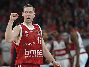 Janis Strelnieks ballt die Siegerfaust, warnt aber vor Spiel 2 beim Erzrivalen in München. Fotos: dpa