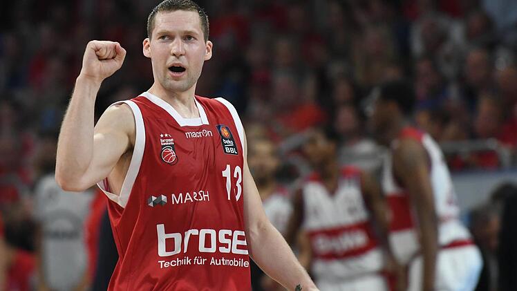 Janis Strelnieks ballt die Siegerfaust, warnt aber vor Spiel 2 beim Erzrivalen in München. Fotos: dpa