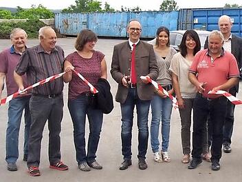 Mit dem Durchschneiden des Bandes haben Landrat Christian Meißner (Vierter von links), Rudi Panzer (Siebter von links) und Bürgermeister Andreas Hügerich (Siebter von rechts) das neue Wertstoffzentrum der Firma Panzer & Kraus gestern offiziell eröffnet.  Fotos: Gerda Völk