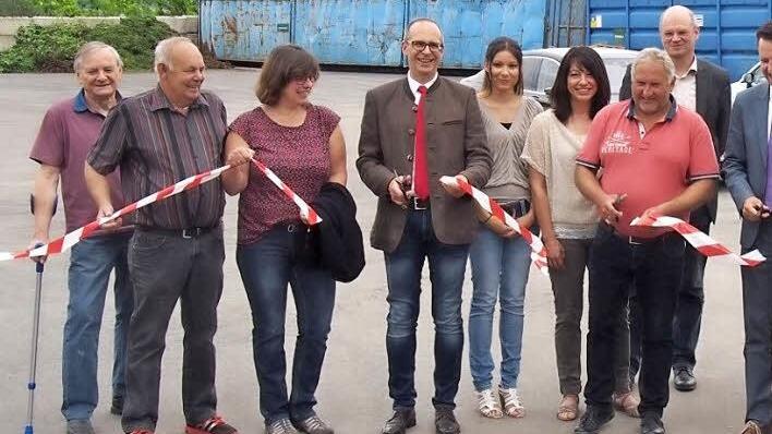 Mit dem Durchschneiden des Bandes haben Landrat Christian Meißner (Vierter von links), Rudi Panzer (Siebter von links) und Bürgermeister Andreas Hügerich (Siebter von rechts) das neue Wertstoffzentrum der Firma Panzer & Kraus gestern offiziell eröffnet.  Fotos: Gerda Völk