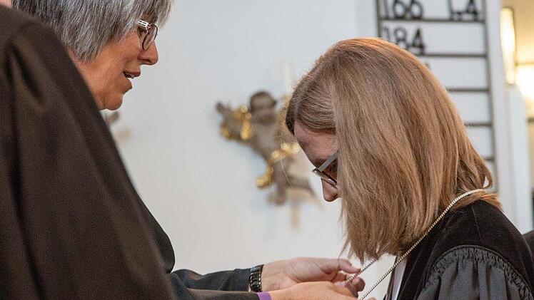 Bei der Amtseinführung hängte die Regionalbischöfin Dr. Dorothea Greiner der neuen Dekanin Stefanie Ott-Frühwald die Kette mit dem kleinen Kreuz um Foto: Klaus Gagel
