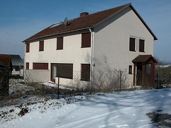 Das Lehrerwohnhaus in Haard wird abgerissen. Hier wird ein neues Wohnhaus für sozial Schwache gebaut.Ewald Kiesel