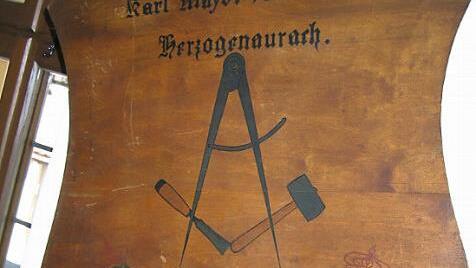 Ein Schild weist noch auf die Büttnerei Maydt hin.