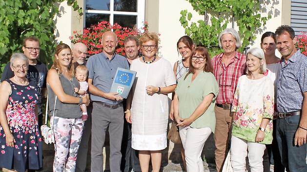 Im Beisein der Nutzer aus Kirche, F&ouml;rderverein und Musikbereich &uuml;berreichte die CSU-Politikerin Monika Hohlmeier (Siebte von rechts) an den B&uuml;rgermeister Stefan Paulus (Sechster von links) den F&ouml;rderbescheid f&uuml;r das Projekt "Schwarzer Adler" in Westheim.  Foto: cr