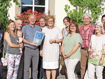 Im Beisein der Nutzer aus Kirche, Förderverein und Musikbereich überreichte die CSU-Politikerin Monika Hohlmeier (Siebte von rechts) an den Bürgermeister Stefan Paulus (Sechster von links) den Förderbescheid für das Projekt "Schwarzer Adler" in Westheim.  Foto: cr