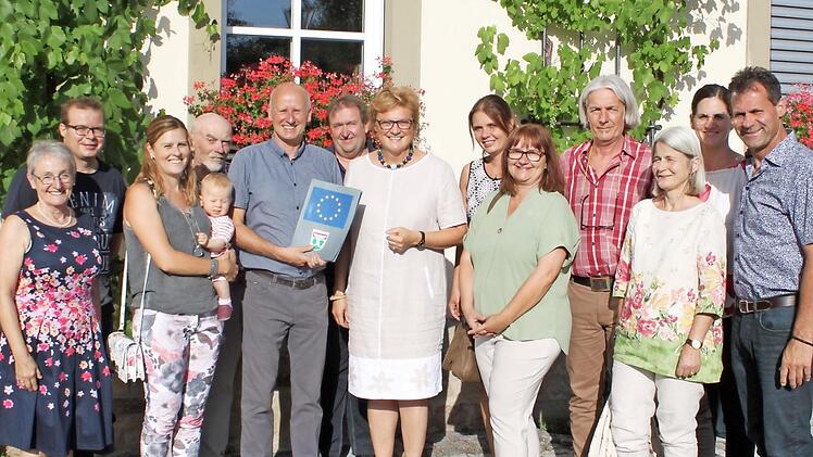 Im Beisein der Nutzer aus Kirche, Förderverein und Musikbereich überreichte die CSU-Politikerin Monika Hohlmeier (Siebte von rechts) an den Bürgermeister Stefan Paulus (Sechster von links) den Förderbescheid für das Projekt "Schwarzer Adler" in Westheim.  Foto: cr