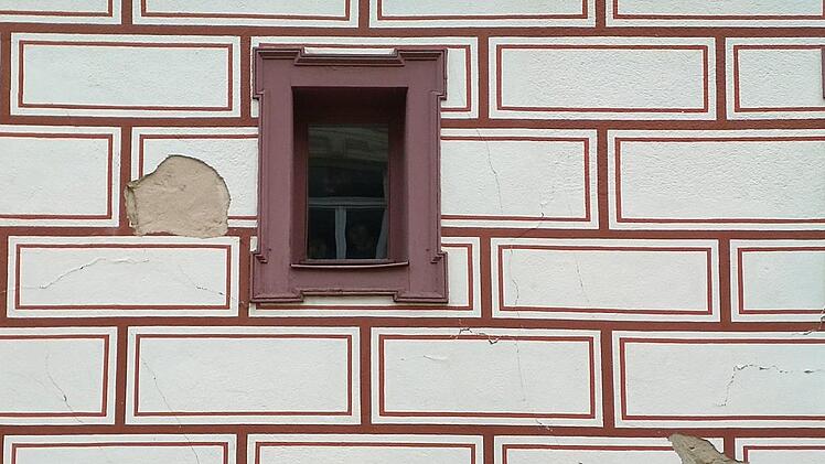 Deutlich sichtbar:  Schäden am Putz des Stadthauses am Coburger MarktplatzFoto: Jochen Berger