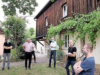 Die Arbeiten an der ehemaligen Schule in Bramberg sind weit fortgeschritten, wie Architekt Jürgen Bergmann (Zweiter von rechts) erläuterte. Mit im Bild (weiter von rechts): Bauamtsleiter Martin Lang und die Bürgermeister Jürgen Hennemann und Harald Pascher.