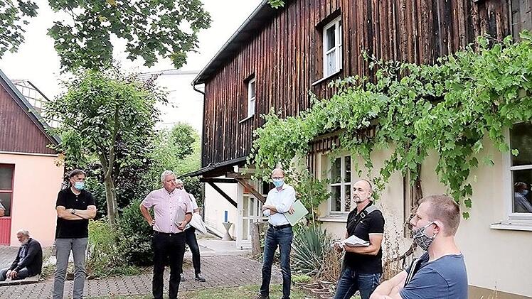 Die Arbeiten an der ehemaligen Schule in Bramberg sind weit fortgeschritten, wie Architekt Jürgen Bergmann (Zweiter von rechts) erläuterte. Mit im Bild (weiter von rechts): Bauamtsleiter Martin Lang und die Bürgermeister Jürgen Hennemann und Harald Pascher.
