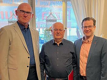 Ernst Hartl (Mitte) wurde vom SPD-Kreisvorsitzenden Norbert Schaub (rechts) die Willy-Brandt-Medaille verliehen. Der Vorsitzende des SPD-Ortsvereins Bad Bocklet, Volkmar Prößdorf gratuliert. Foto: Mahlmeister