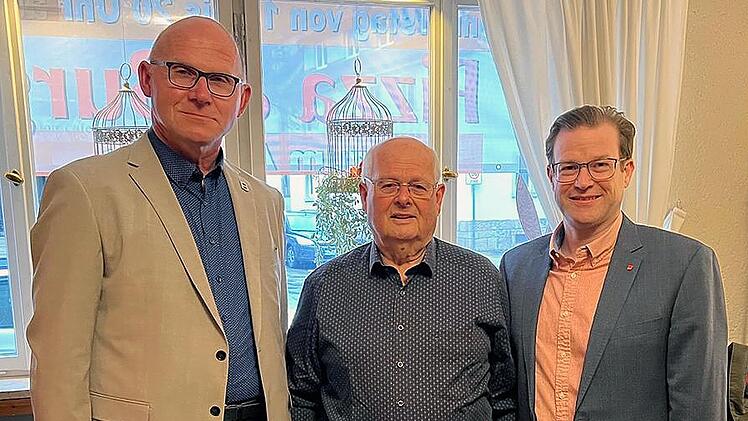 Ernst Hartl (Mitte) wurde vom SPD-Kreisvorsitzenden Norbert Schaub (rechts) die Willy-Brandt-Medaille verliehen. Der Vorsitzende des SPD-Ortsvereins Bad Bocklet, Volkmar Prößdorf gratuliert. Foto: Mahlmeister