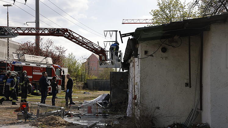 Feuer in unbewohntem Haus: Gebäude zur Hälfte in Vollbrand