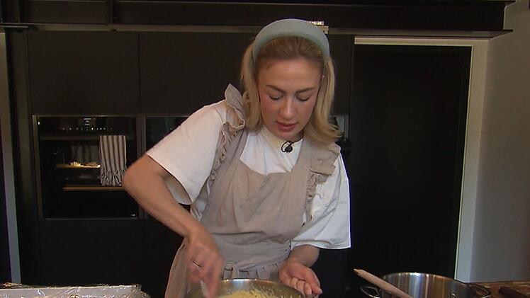 Adrett gekleidet kocht Kim in Freienwill bei Flensburg das Final-Dinner.