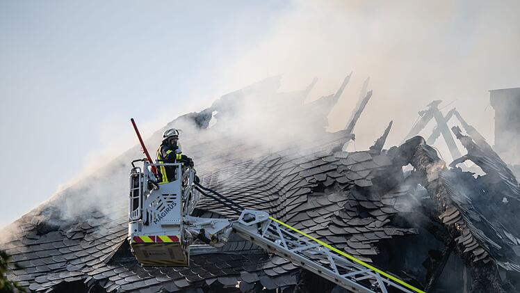Dach des Schloss Wallhausen in Vollbrand
