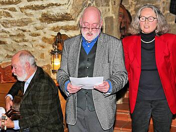 Lesung: Bernt Sieg, Jens Müller-Rastede und Bärbel Fürst stellten im Gewölbekeller des Bayerischen Hofes den in Würzburg geborenen Schriftsteller Leonhard Frank vor.  Foto: Dieter Britz