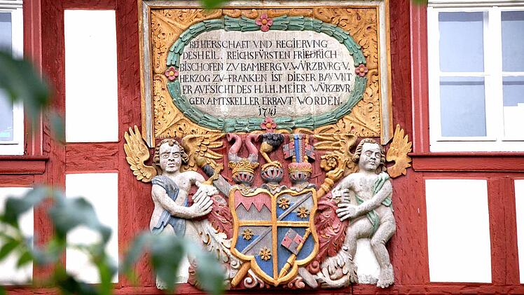 Farbenfrohes Relief in einer Fachwerkfassade in Ostheim Fotos: privat