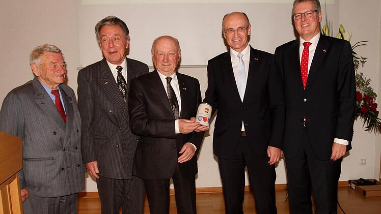 Die Ehrengäste mit (von links) der ehemalige Landtagsabgeordnete Heiner Schneier, Partnerschaftsbeauftragter Kurt Sieber, Dr. Jean Mouton, Landrat Wilhelm Schneider und Honorarkonsul Dr. Matthias Everding. Fotos: Günther Geiling