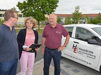 Dr. Jörg Kerling (links), Dr. Andrea Schöppner und Dr. Matthias Dreyer vor Gemeinschaftspraxis und Klinik Foto: Ronald Rinklef