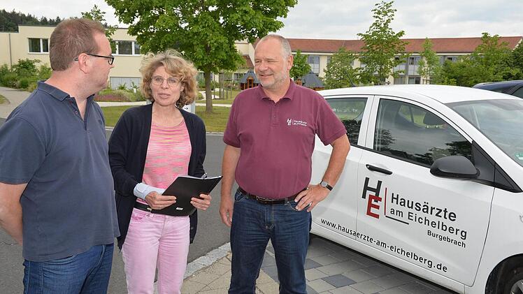 Dr. Jörg Kerling (links), Dr. Andrea Schöppner und Dr. Matthias Dreyer vor Gemeinschaftspraxis und Klinik Foto: Ronald Rinklef