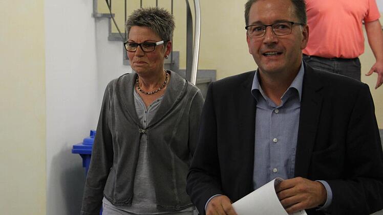Das neue Wohngebiet in Adelsdorf kommt, der Sportplatz muss weichen. Bürgermeister Karsten Fischkal verkündete gestern gemeinsam mit seiner Stellvertreterin Jutta Köhler im Rathaus das Ergebnis des Bürgerentscheids. Foto: Christian Bauriedel