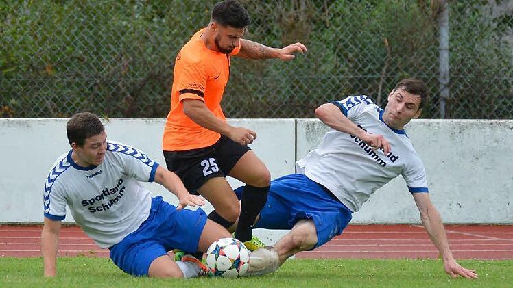 A-Klasse 2 ER/PEG: Die Hausherren vom TSV Höchstadt (weiße Trikots) versuchten, die spielerische Überlegenheit der Gremsdorfer mit viel Einsatz einzudämmen und wurden belohnt.