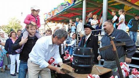 Hans-Jürgen Nekolla sticht das Bierfass an.