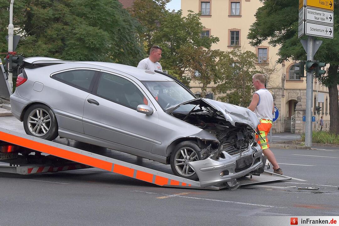 Notarztwagen verunglückt auf Einsatzfahrt
