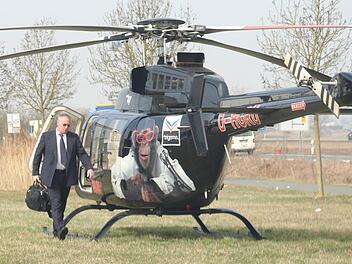 Der Hubschrauber der Familie Grupp landete gestern Vormittag im Gewerbegebiet Gremsdorf. Danach flog Pilot Dirk Wilhelm Elisabeth Grupp weiter zu anderen Terminen.  Fotos: Christian Bauriedel