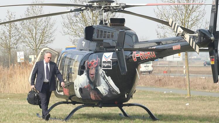 Der Hubschrauber der Familie Grupp landete gestern Vormittag im Gewerbegebiet Gremsdorf. Danach flog Pilot Dirk Wilhelm Elisabeth Grupp weiter zu anderen Terminen.  Fotos: Christian Bauriedel