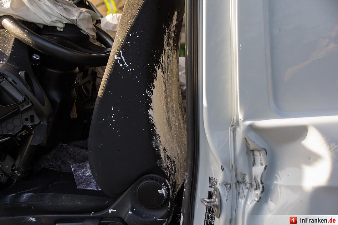 Schwerer Unfall in Fürth: Kleintransporter kracht in Kehrfahrzeug